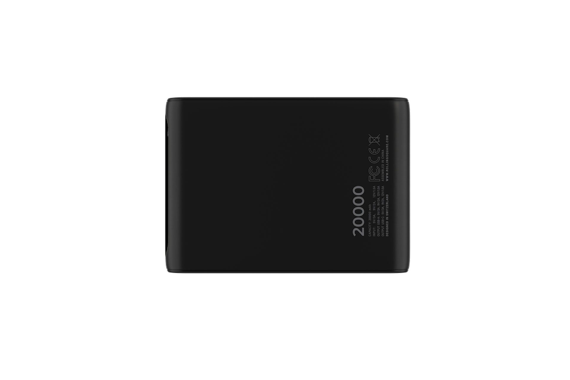 Eine schwarze Powerbank auf weißem Hintergrund. Sie hat Aufdrucke mit Angaben wie Kapazität, Eingang, Ausgang und Markenname.
