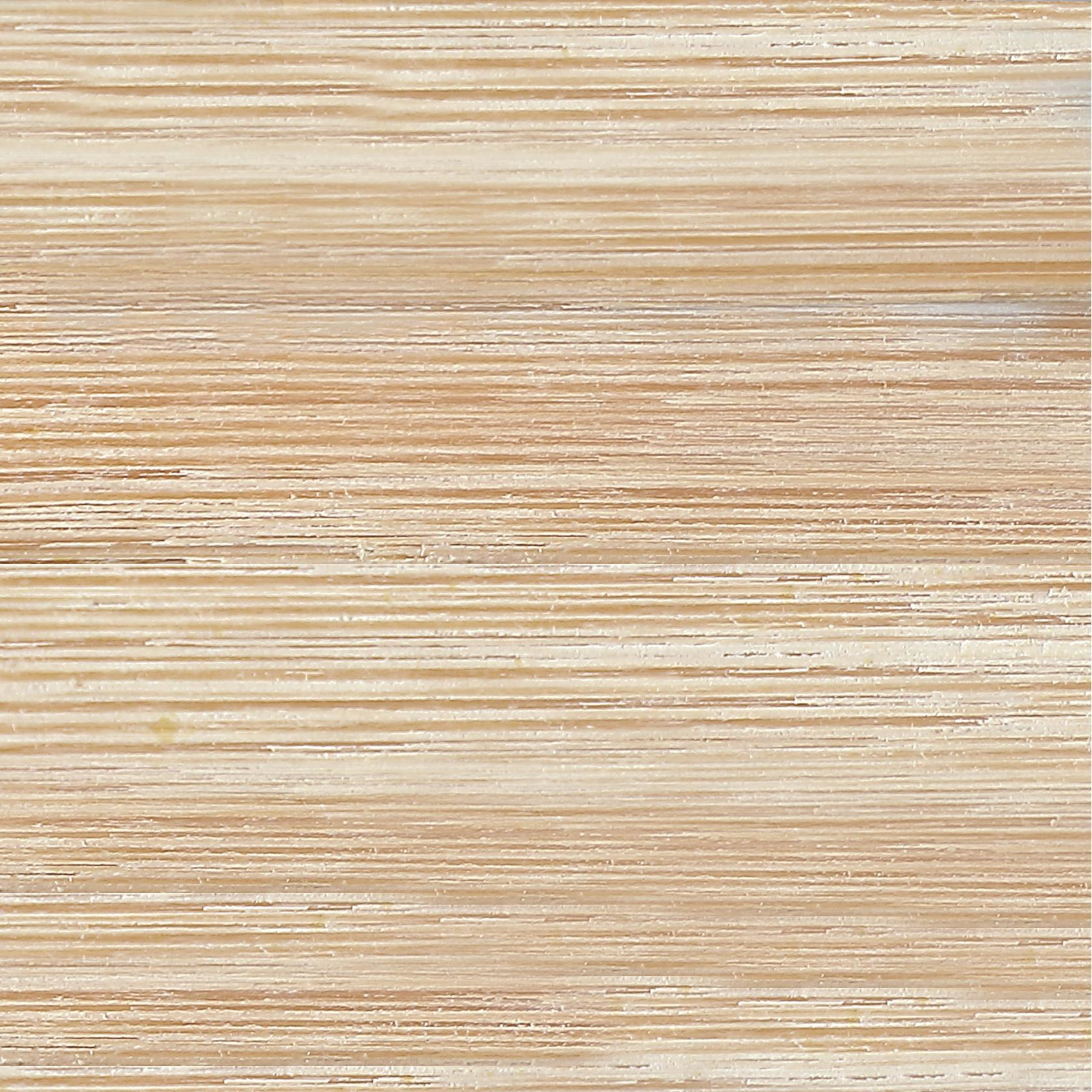 Nahaufnahme von hellbraunem Holzmaser. Horizontale Linien erzeugen eine strukturierte Oberfläche, die das Muster zeigt.