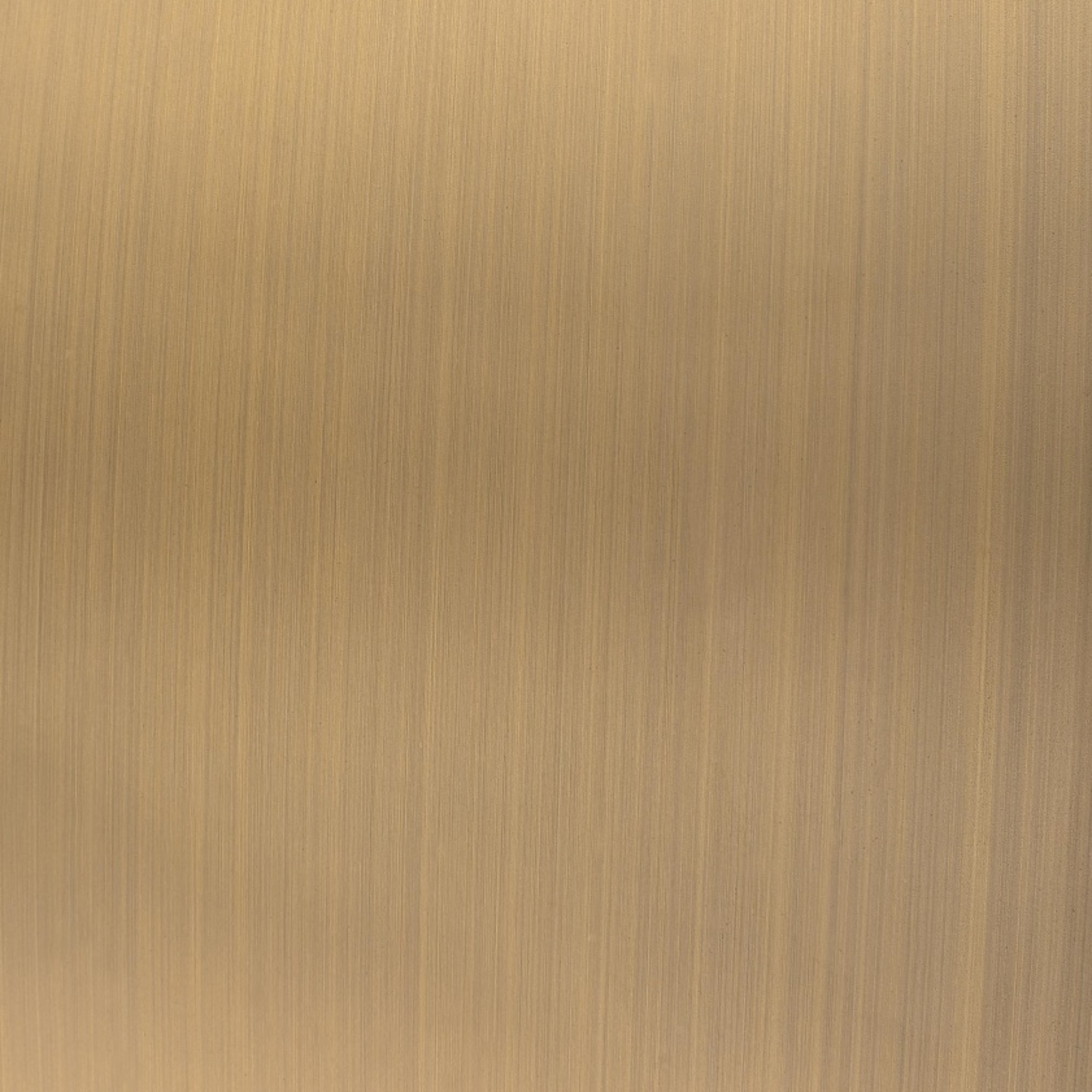 Nahaufnahme einer vertikal gebürsteten Metalloberfläche in warmem Goldbraun.