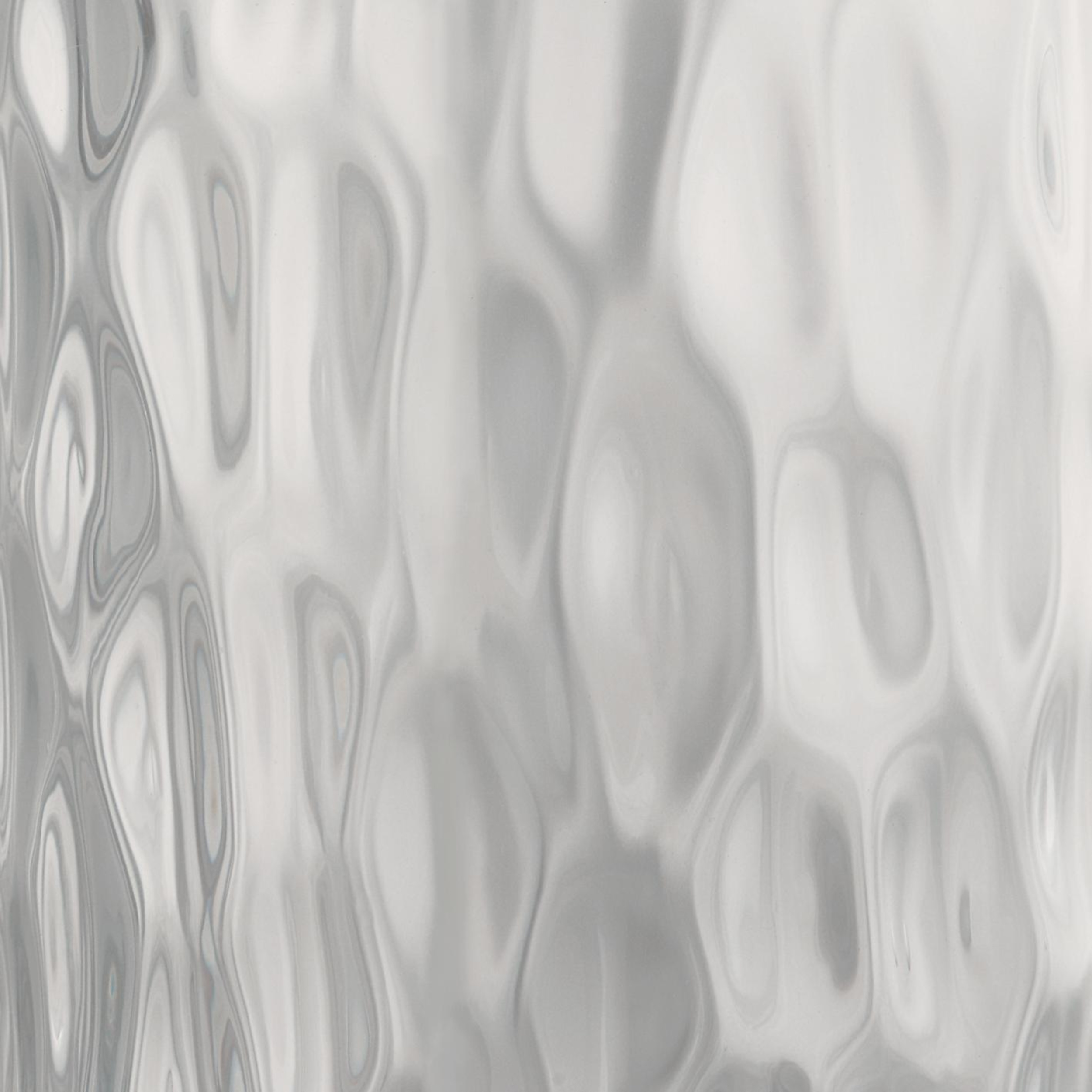 Abstraktes Bild einer gekräuselten, reflektierenden Oberfläche. Die vorherrschenden Farben sind Grau- und Weißtöne, die eine fließende Textur erzeugen.