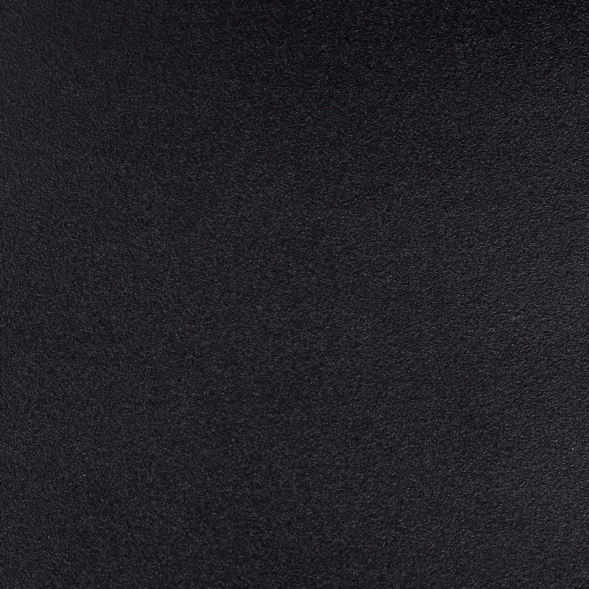 Nahaufnahme einer strukturierten schwarzen Oberfläche. Die Textur wirkt körnig und leicht uneben, mit subtilen Farbvariationen.