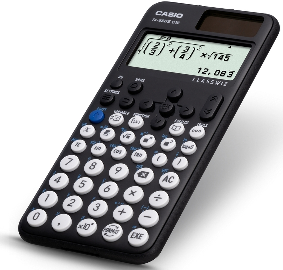 Czarny kalkulator Casio ClassWiz wyświetla równanie matematyczne i wynik. Na kalkulatorze znajdują się białe przyciski.