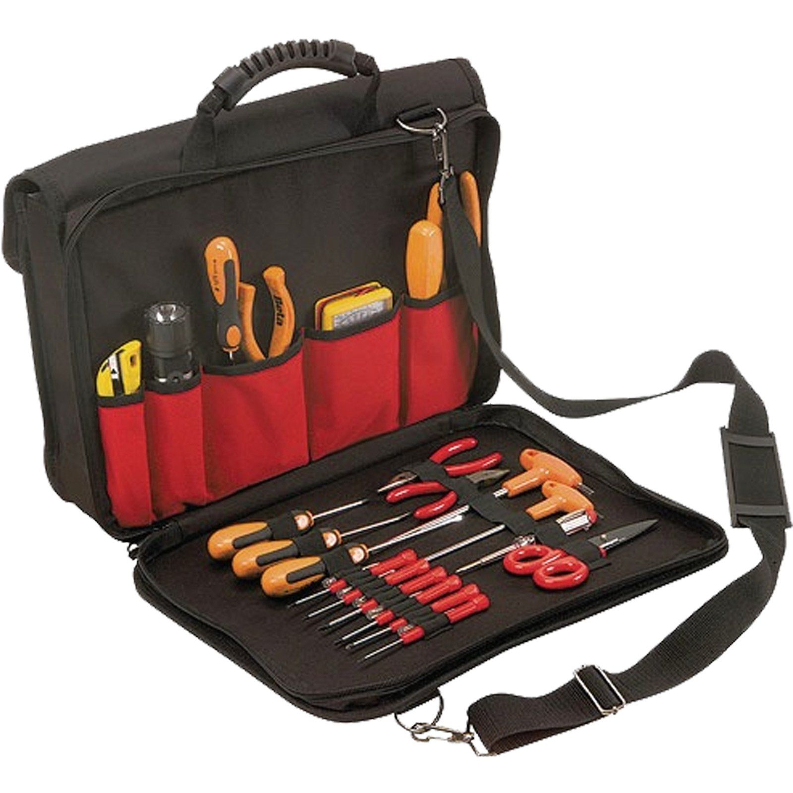 Schwarze Werkzeugtasche mit Werkzeug. Enthält Schraubendreher, Zangen und andere Werkzeuge. Die Tasche hat einen Schultergurt und einen Griff.