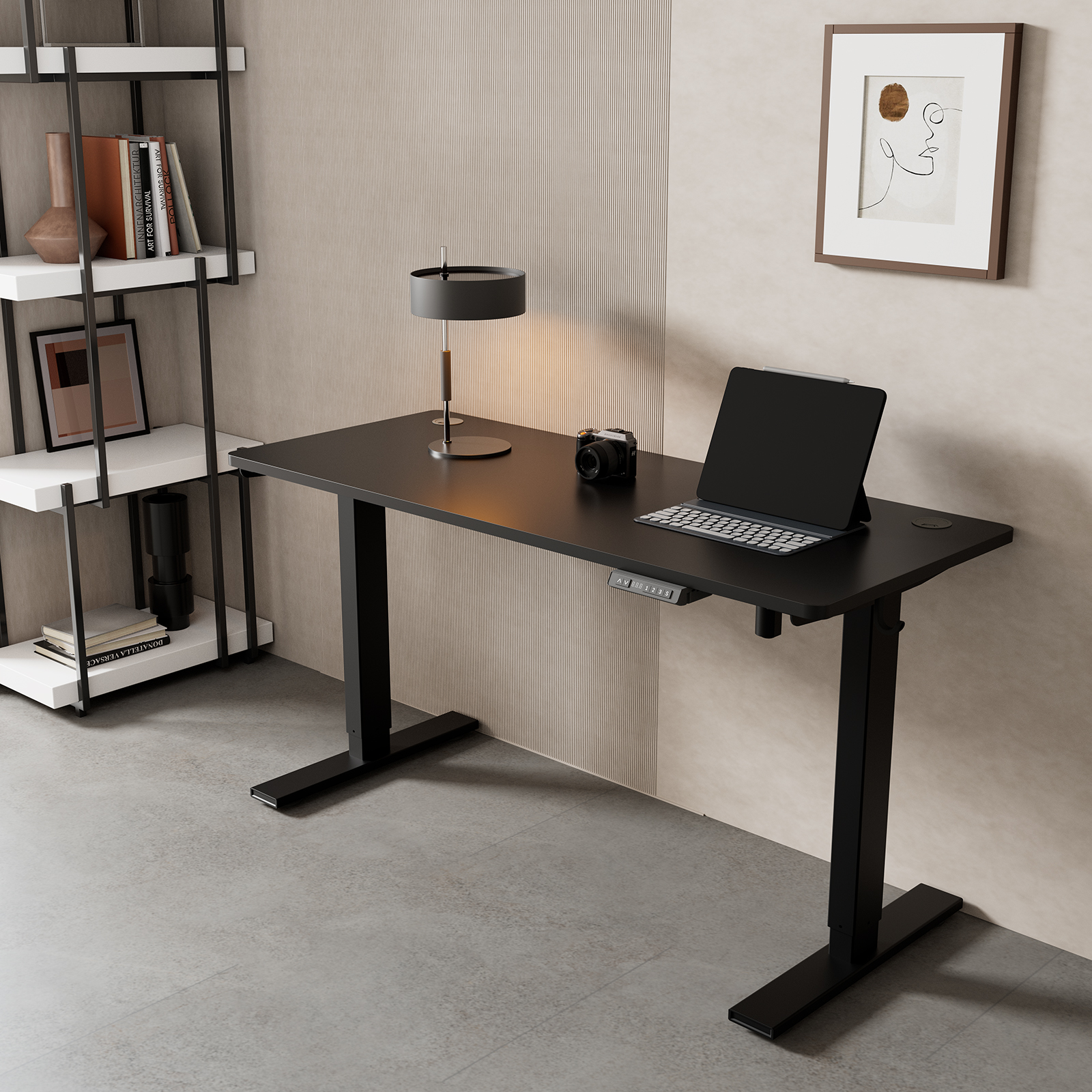 Ein schwarzer Schreibtisch mit Laptop, Lampe und Kamera. Im Hintergrund ein Bücherregal. Die Wand ist beige.