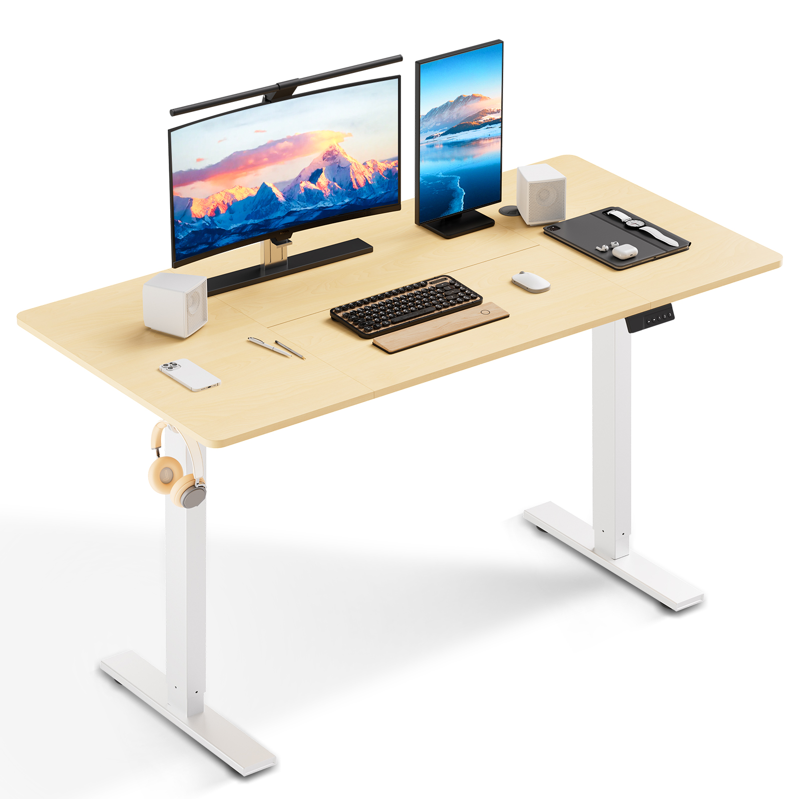 Ein moderner Schreibtisch mit zwei Monitoren, Tastatur, Maus, Telefon, Kopfhörern und Zubehör. Der Schreibtisch hat eine helle Holzplatte und weiße Beine.