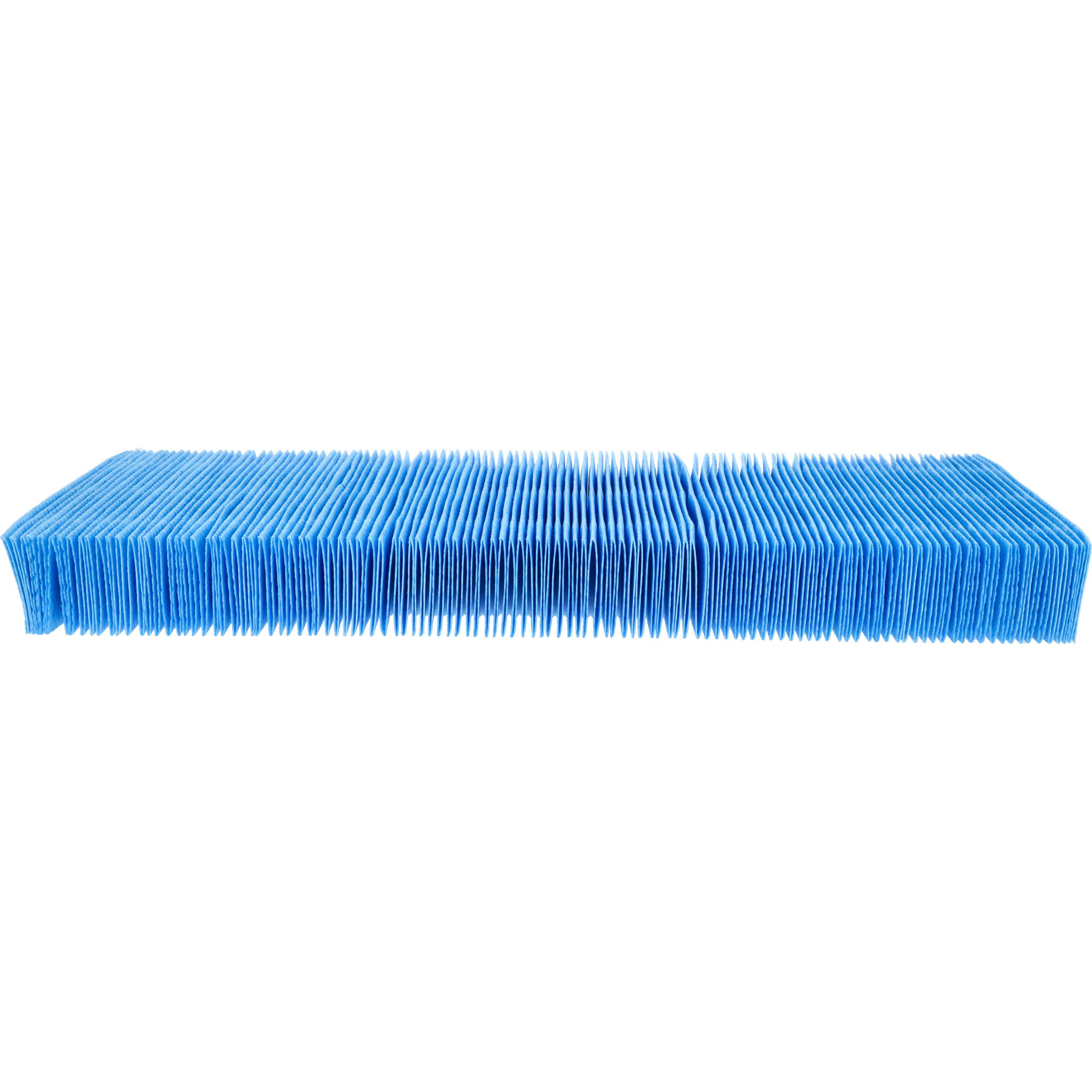 Ein rechteckiger Luftfilter mit zahlreichen blauen Falten. Weißer Hintergrund. Der Filter ist zentriert, Seitenansicht.