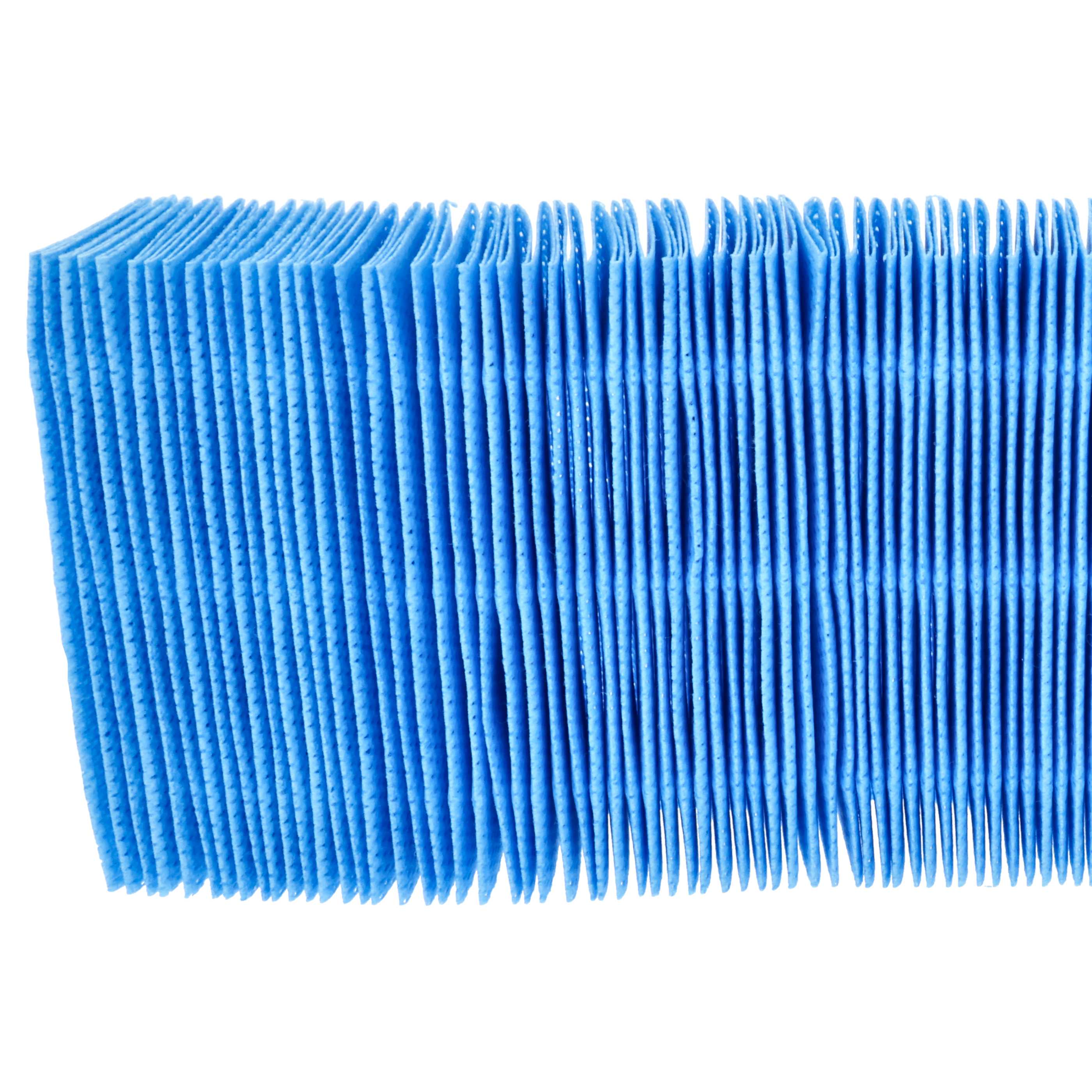 Nahaufnahme von blauem, ziehharmonikaartig gefaltetem Filtermaterial vor weißem Hintergrund. Der Filter hat viele vertikale, geriffelte Abschnitte.