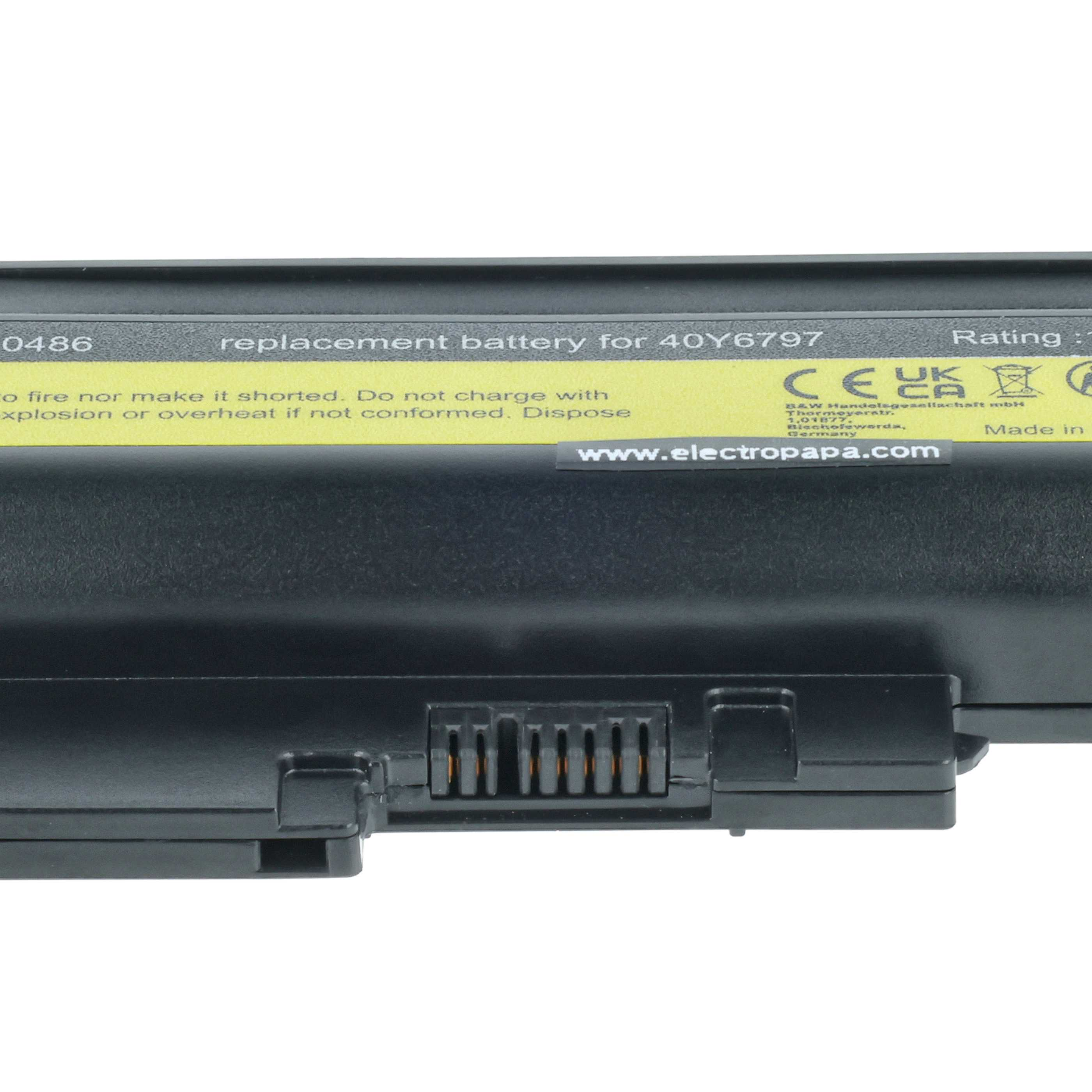 Ein schwarzer Laptop-Akku mit gelbem Etikett und Text. Merkmale Anschlussdetails und Produktinformationen. Weißer Hintergrund.