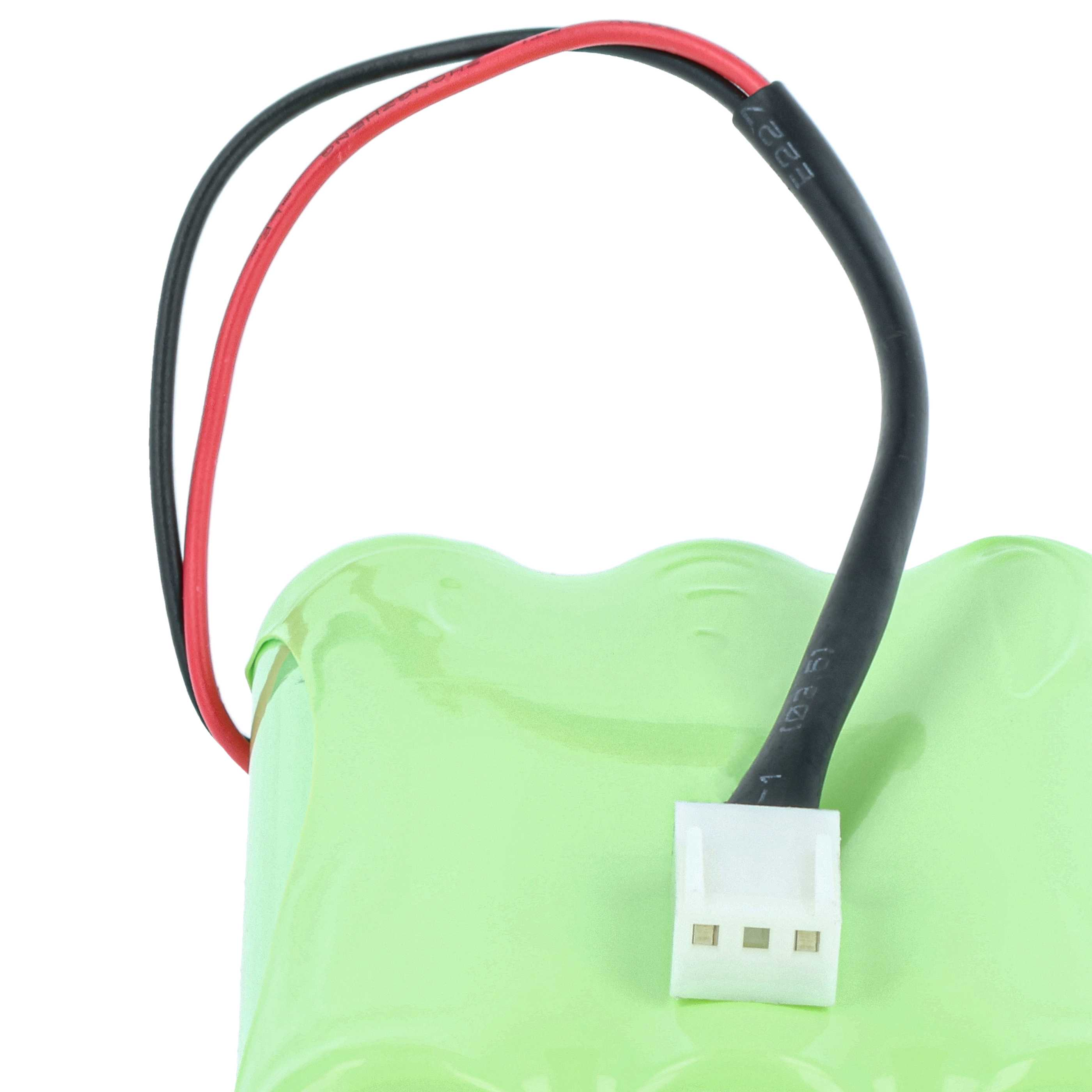 Ein grünes Batteriepack mit roten und schwarzen Drähten, die mit einem weißen Stecker verbunden sind, vor weißem Hintergrund.
