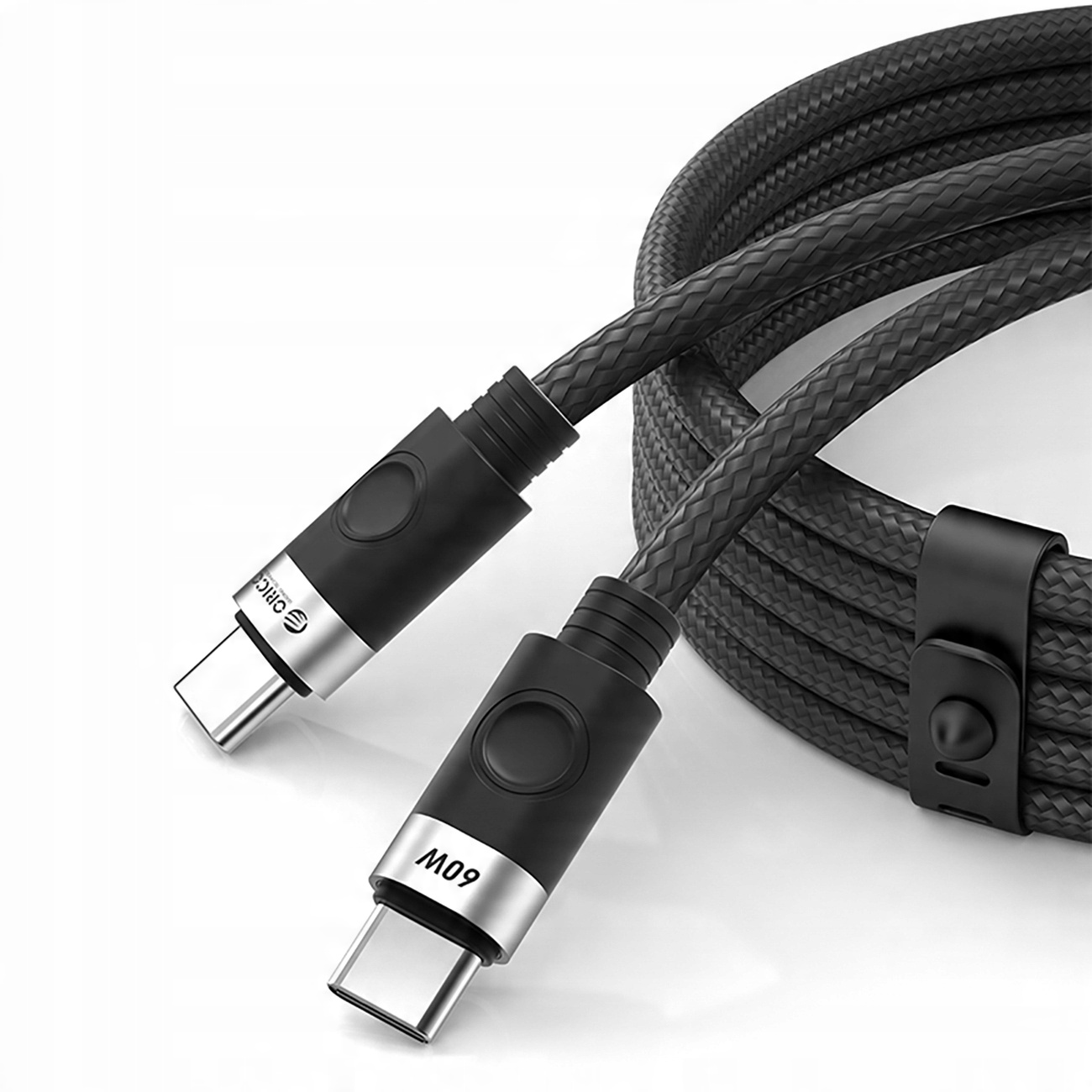 Ein schwarzes USB-C-Kabel mit silbernen Anschlüssen. Das Kabel ist geflochten und aufgerollt. Auf den Steckern steht das Logo "ORICO" und "60W".
