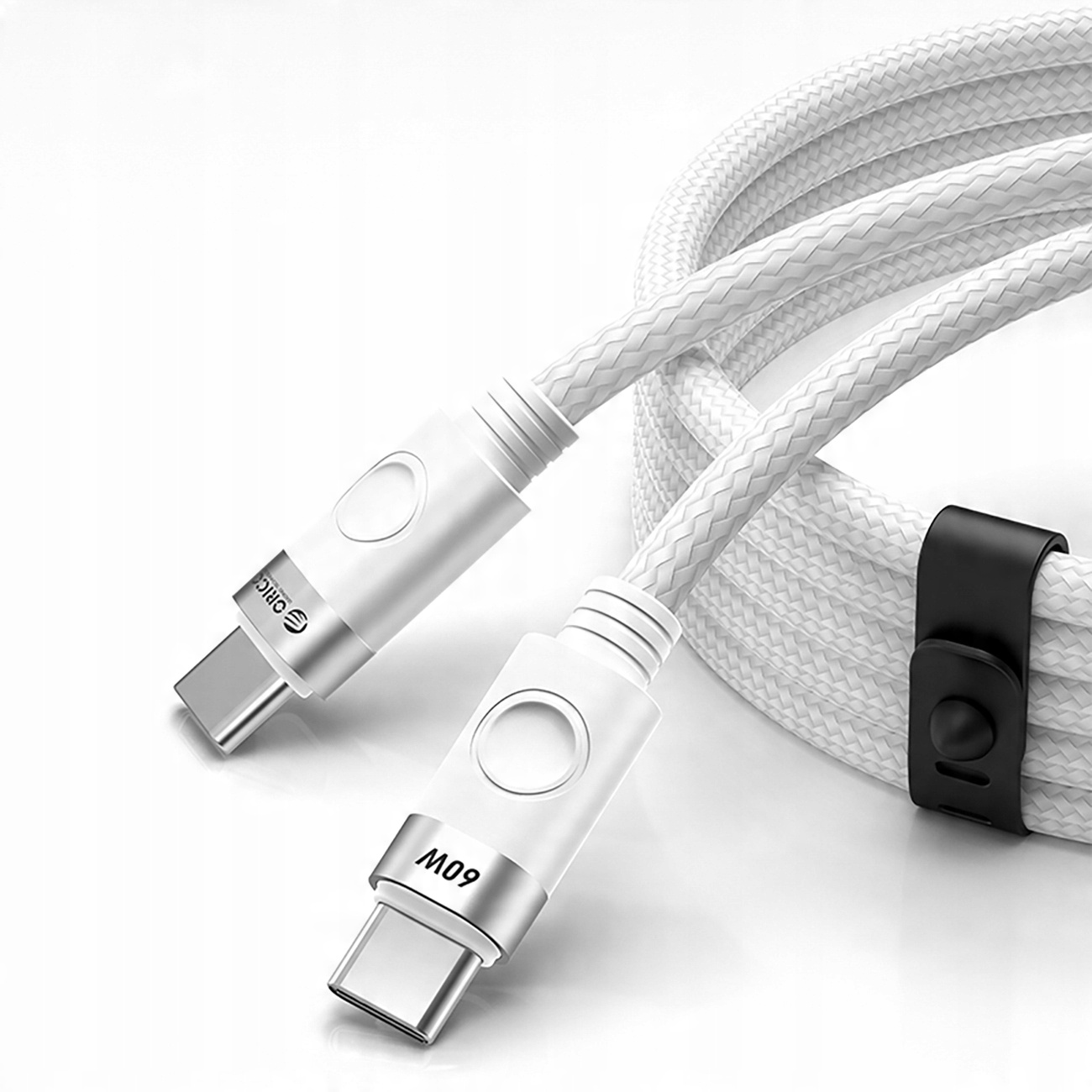 Ein weißes USB-C-Kabel mit geflochtenem Design. Die Anschlüsse sind weiß und silber, mit einem schwarzen Riemen, der das Kabel zusammenhält.