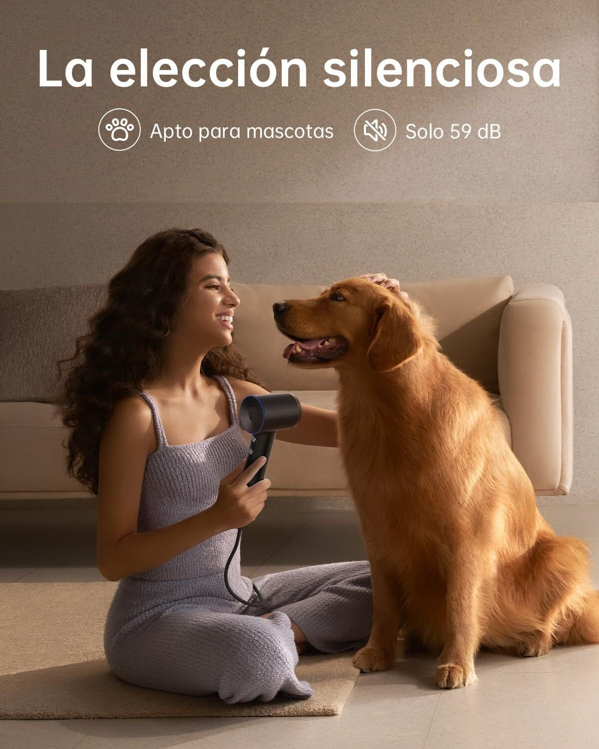 Una donna asciuga il pelo di un golden retriever con un asciugacapelli. Il cane sorride. La scena è in interni, con testo sovrapposto.