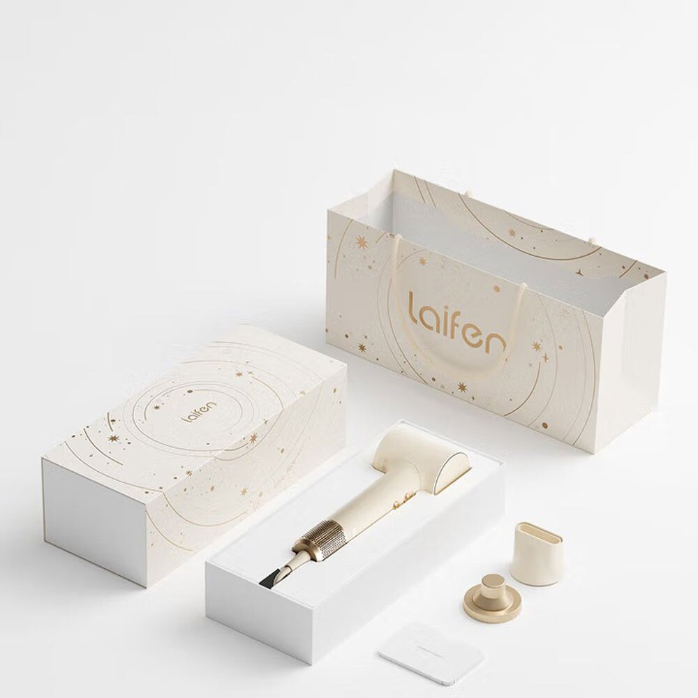 Uno strumento di bellezza color crema con accessori, confezione e una borsa della spesa, il tutto in beige chiaro, disposto su una superficie bianca.