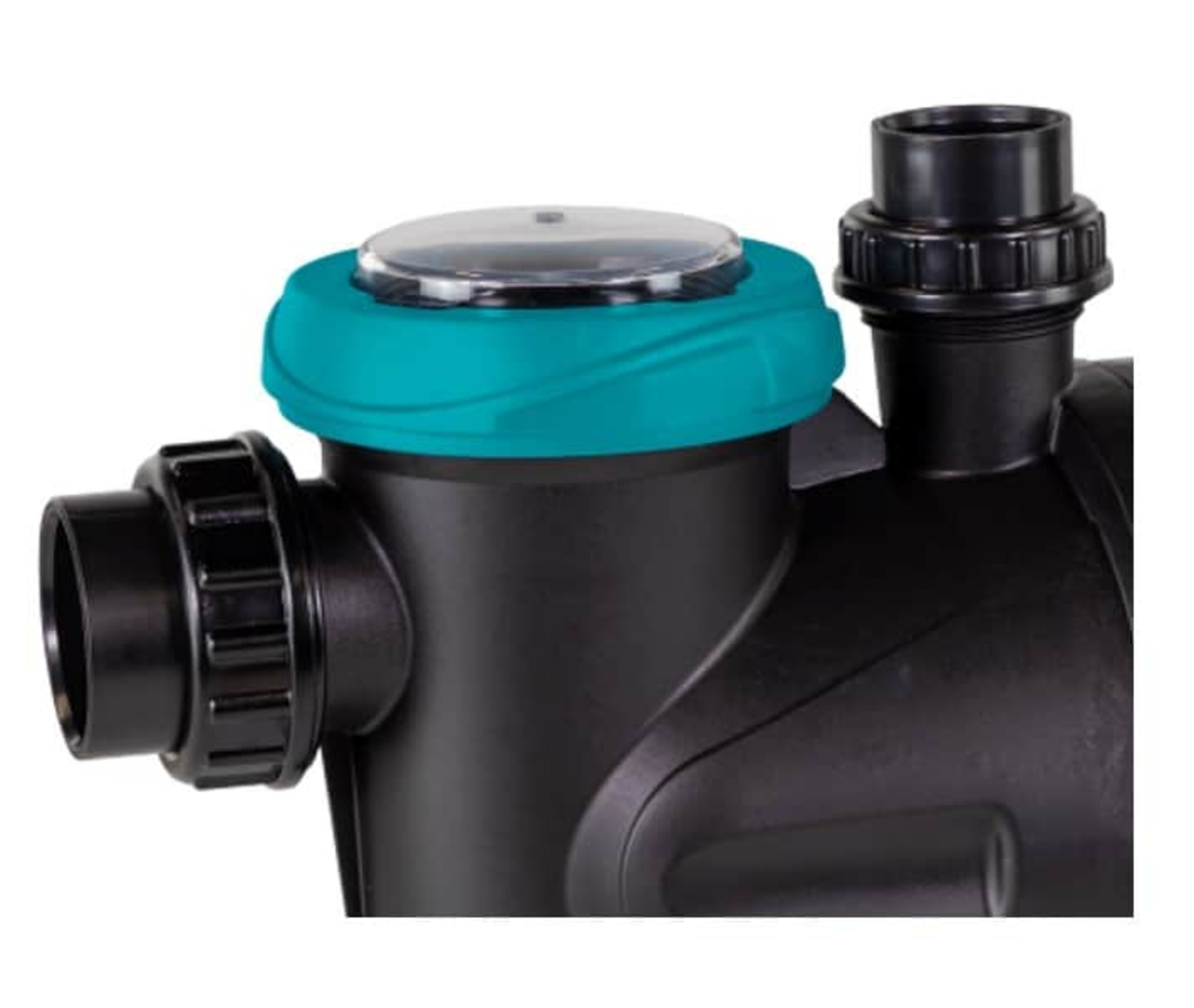 Primer plano de una bomba de agua de plástico negro con una tapa verde azulado y una tapa transparente. Varias tuberías y accesorios negros son visibles.