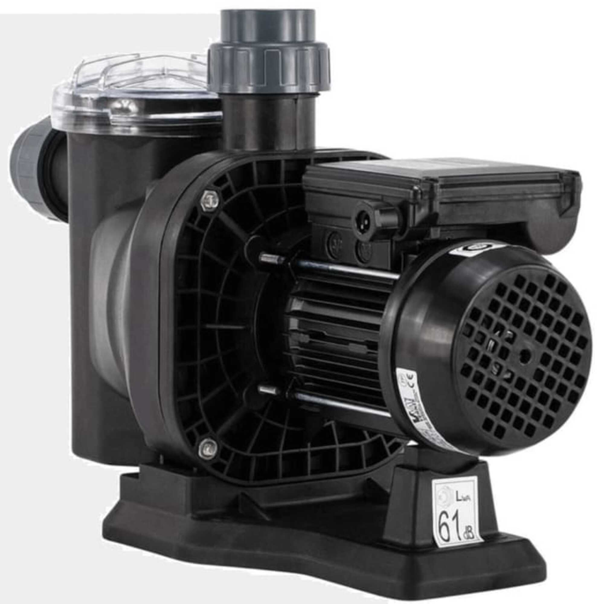 Una bomba de agua negra y gris sobre fondo blanco. Tiene una tapa transparente y un motor negro. La bomba está etiquetada con 61 dB.