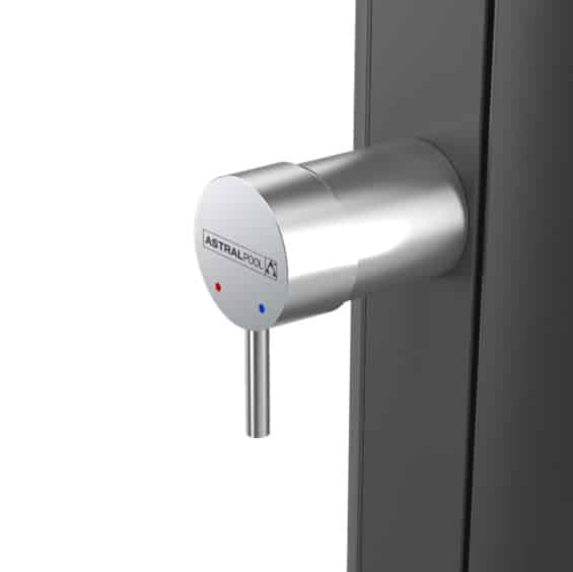 Un grifo plateado con puntos rojos y azules, con la marca ASTRALPOOL. El grifo está en una pared gris oscura.