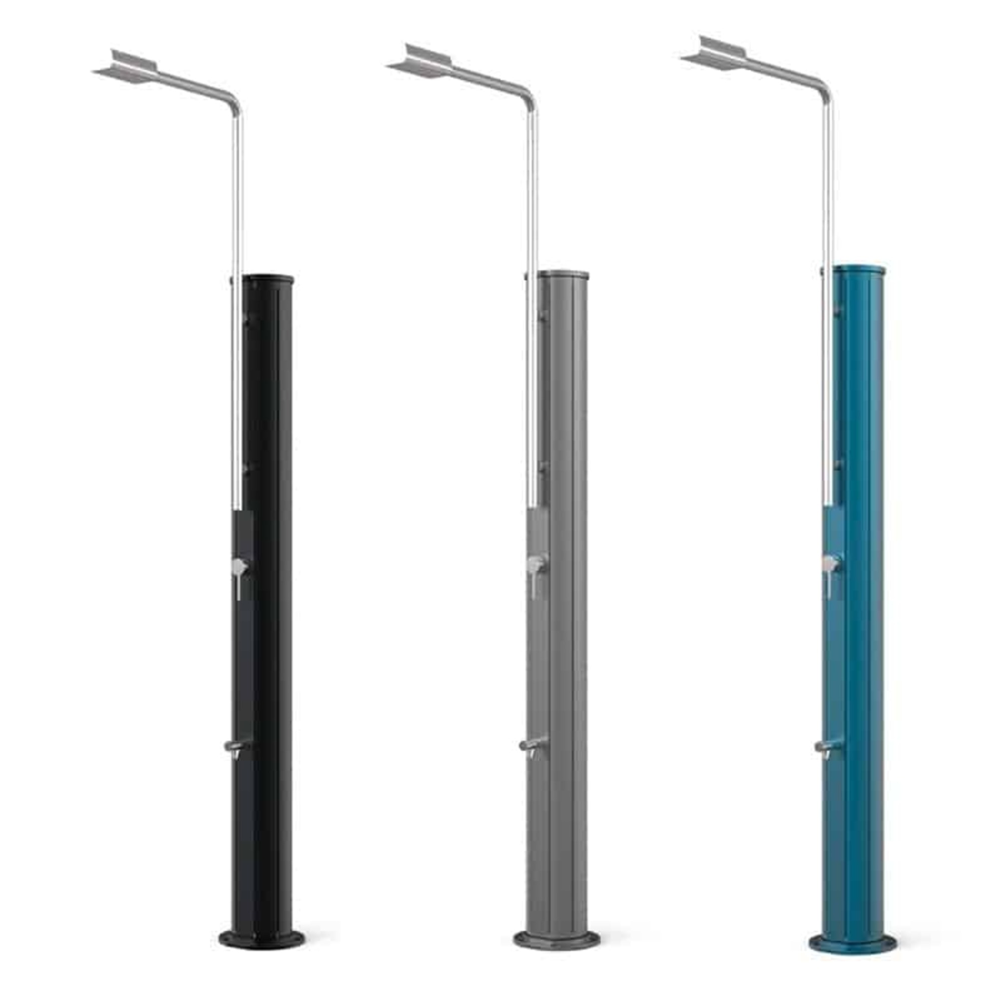 Tres duchas al aire libre: negra, gris y verde azulado. Cada una tiene un poste alto, un cabezal de ducha y un grifo. Todas se encuentran sobre un fondo blanco.
