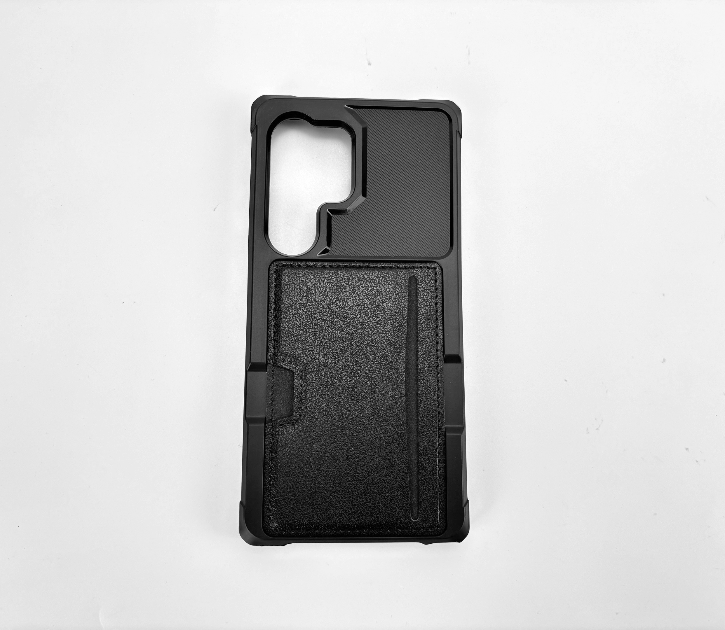 Custodia nera per telefono con funzione portafoglio su sfondo bianco. La custodia ha una finitura strutturata.