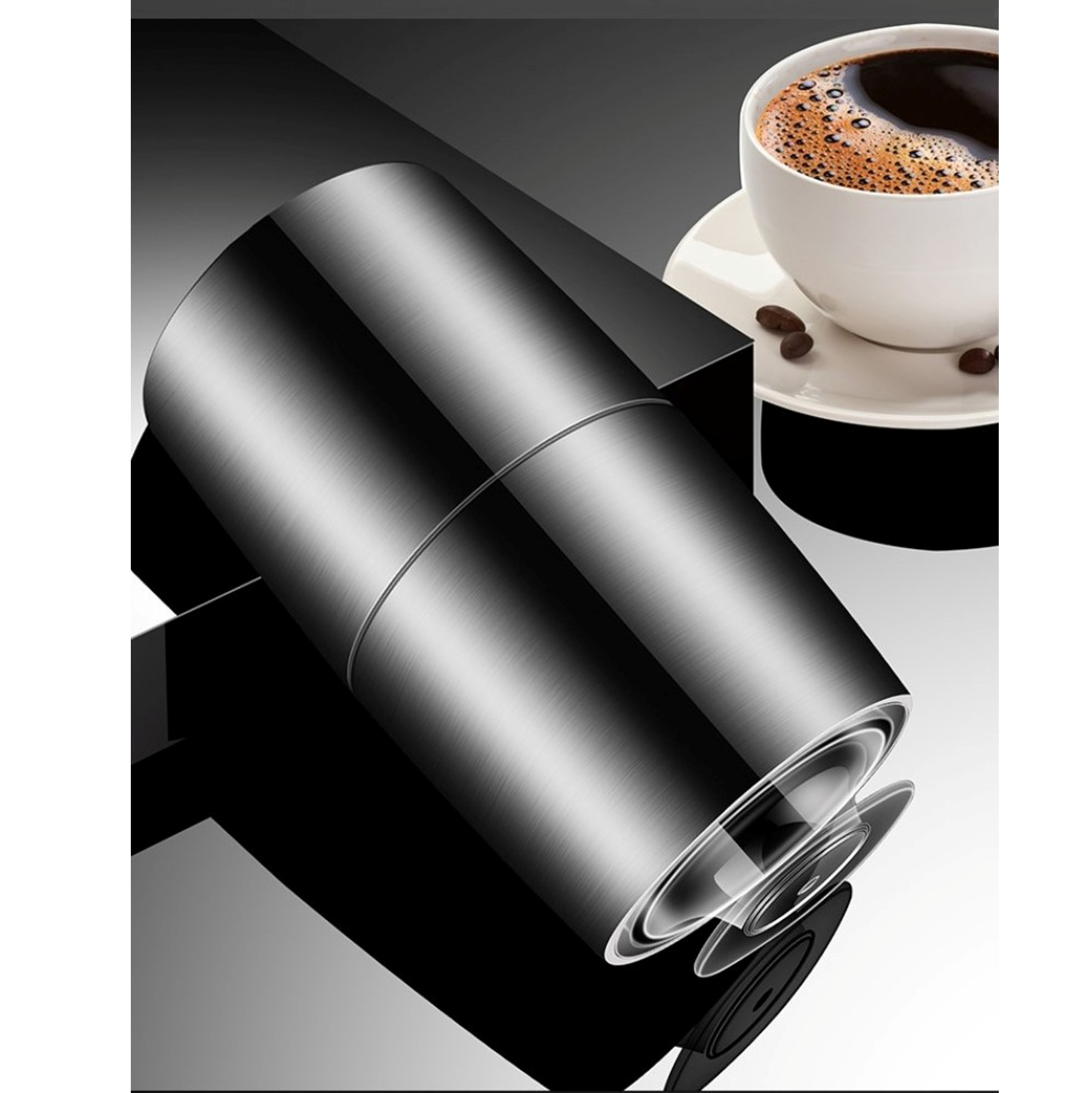 Un objeto cilíndrico metálico se refleja. Una taza de café blanca con café y granos está sobre un platillo.