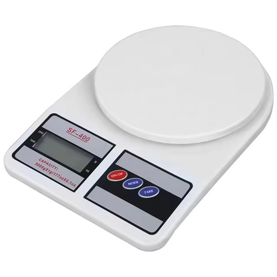 Una báscula de cocina digital blanca, modelo SF-400. Incluye pantalla LCD, botones de encendido/apagado, modo y tara, y una plataforma redonda.