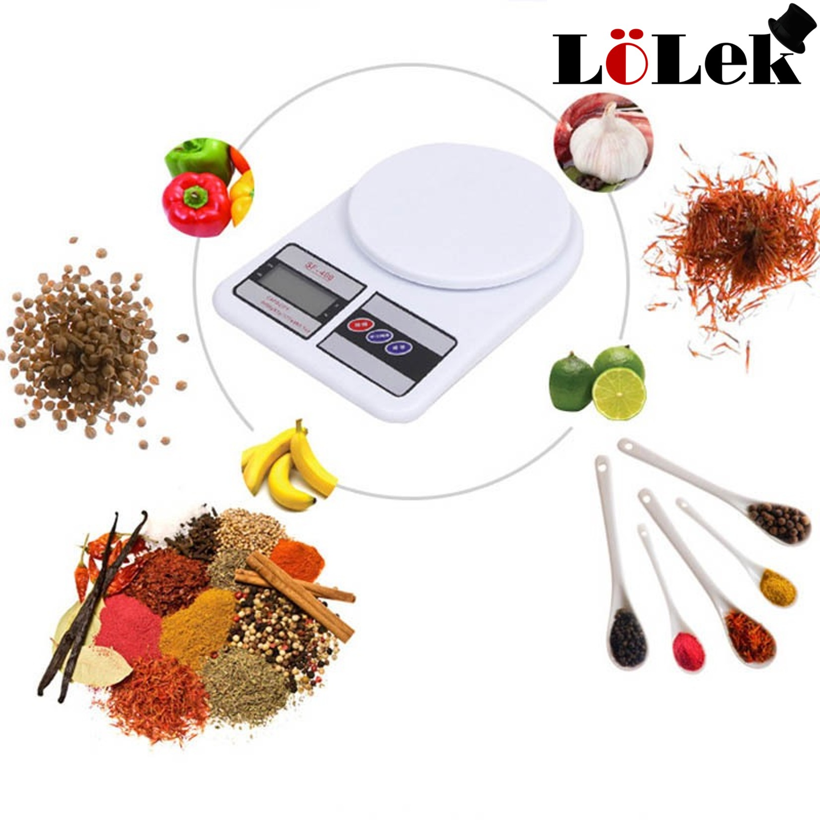Una báscula de cocina con varias especias, frutas y cucharas. Incluye ajo, pimientos, plátanos y limas.