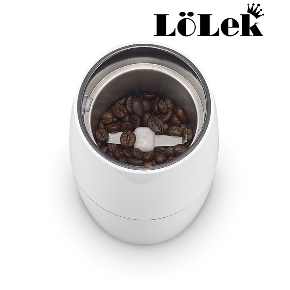 Una cafetera blanca llena de granos de café. La marca, Lolek, está arriba a la derecha.