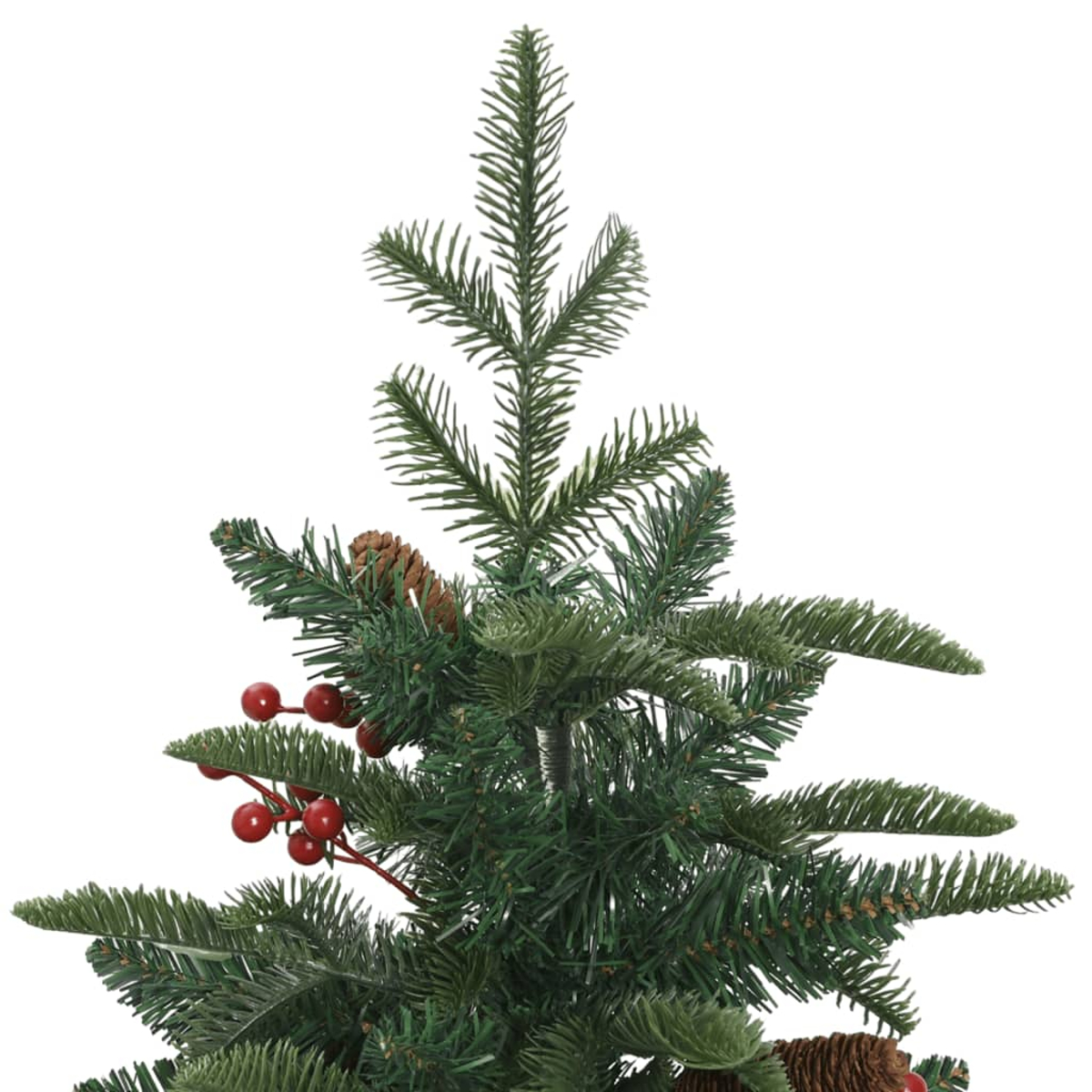 Nahaufnahme eines kleinen Weihnachtsbaums. Er hat grüne Nadeln, rote Beeren und Tannenzapfen. Der Hintergrund ist weiß.