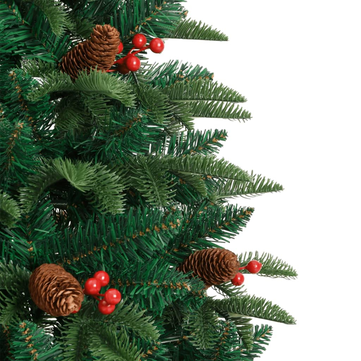 Nahaufnahme eines Weihnachtsbaumzweigs. Tannennadeln, Tannenzapfen und rote Beeren sind vor weißem Hintergrund sichtbar.