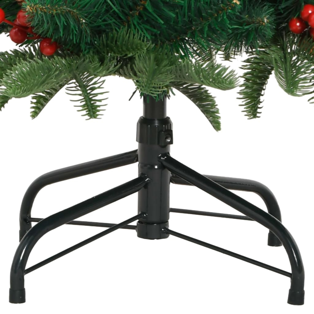 Ein Christbaumfuß mit grünen Nadeln und roten Beeren. Ein schwarzer Metallständer trägt den Baum. Weißer Hintergrund.