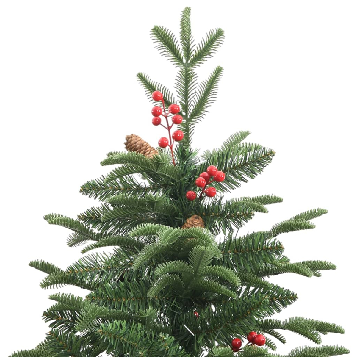 Nahaufnahme eines Weihnachtsbaums mit grünen Nadeln, roten Beeren und Tannenzapfen vor weißem Hintergrund.
