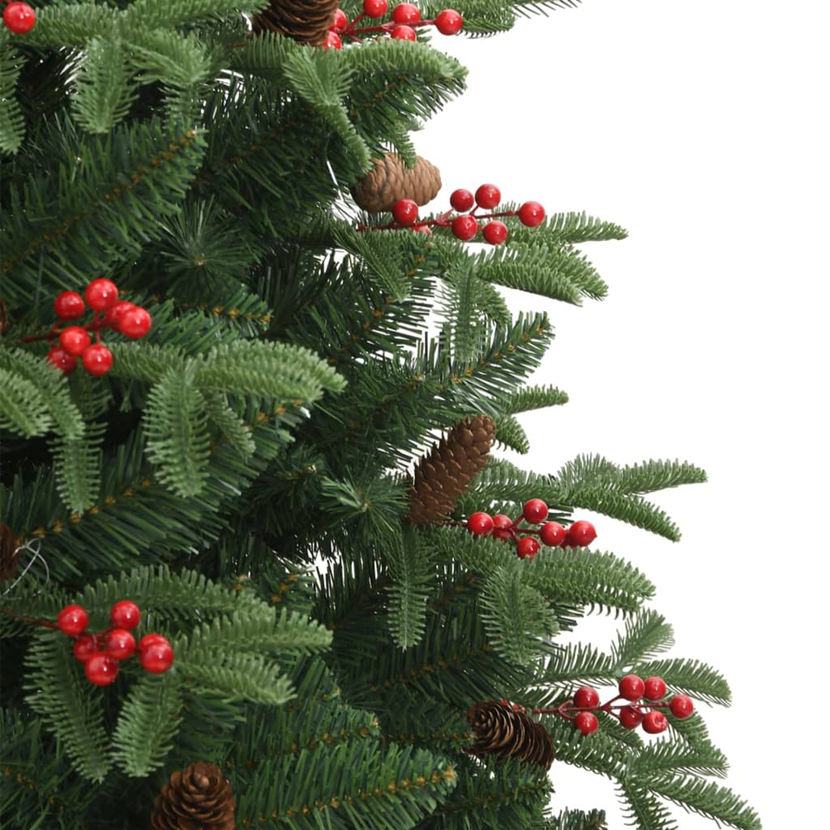 Nahaufnahme eines Weihnachtsbaumzweigs mit grünen Nadeln, Tannenzapfen und roten Beeren. Weißer Hintergrund rechts.
