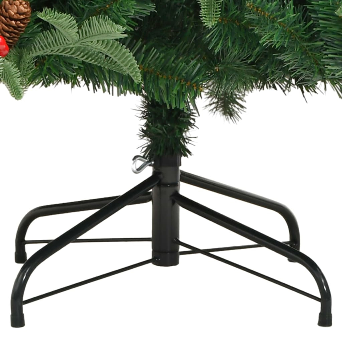 Grüne Weihnachtsbaumbasis mit schwarzem Metallständer. Tannennadeln und ein einzelner Tannenzapfen sind an der Seite des Baumes zu sehen.