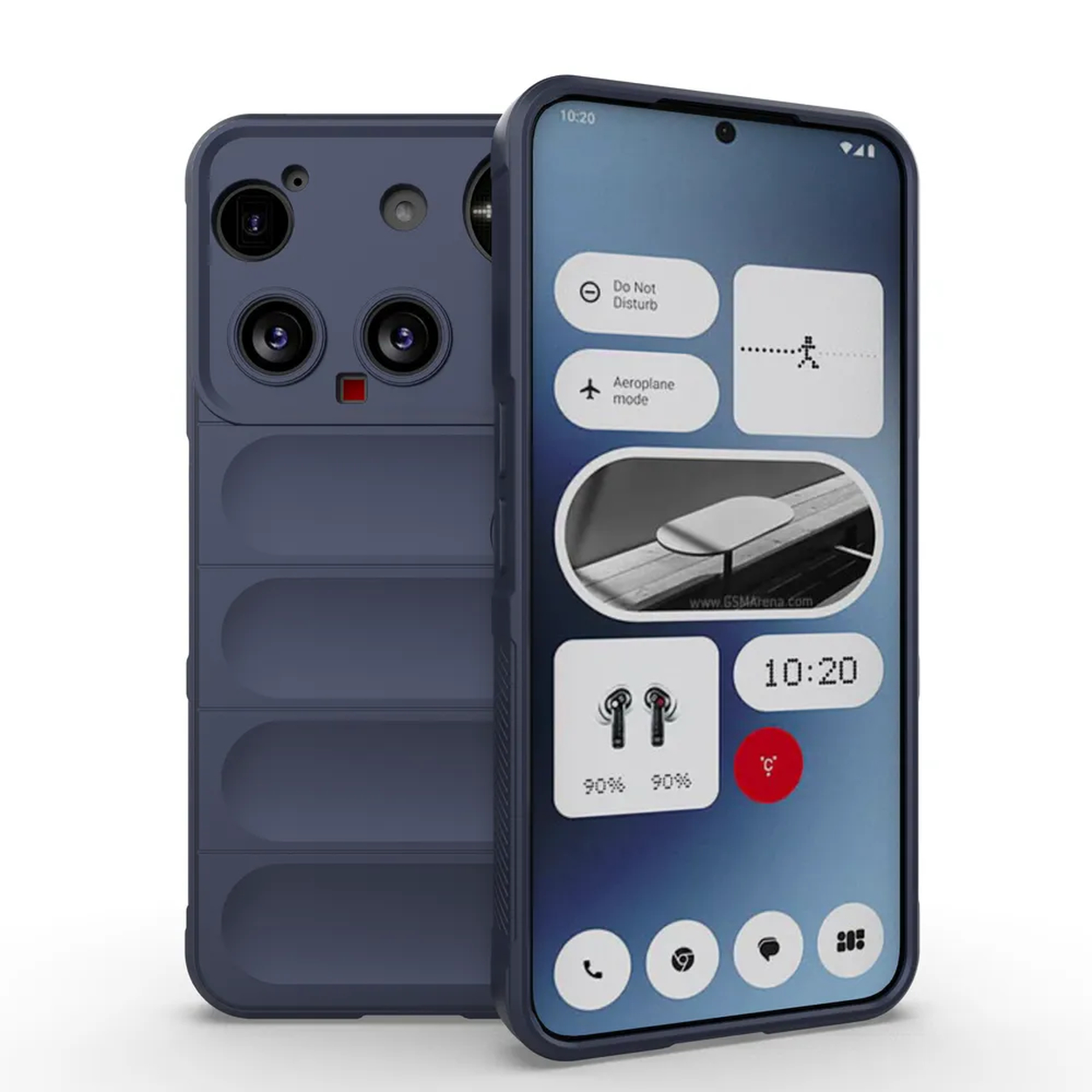 Een smartphone met een donkerblauwe hoes. Het scherm toont app-iconen en de tijd. De hoes heeft meerdere camera's en een getextureerde achterkant.