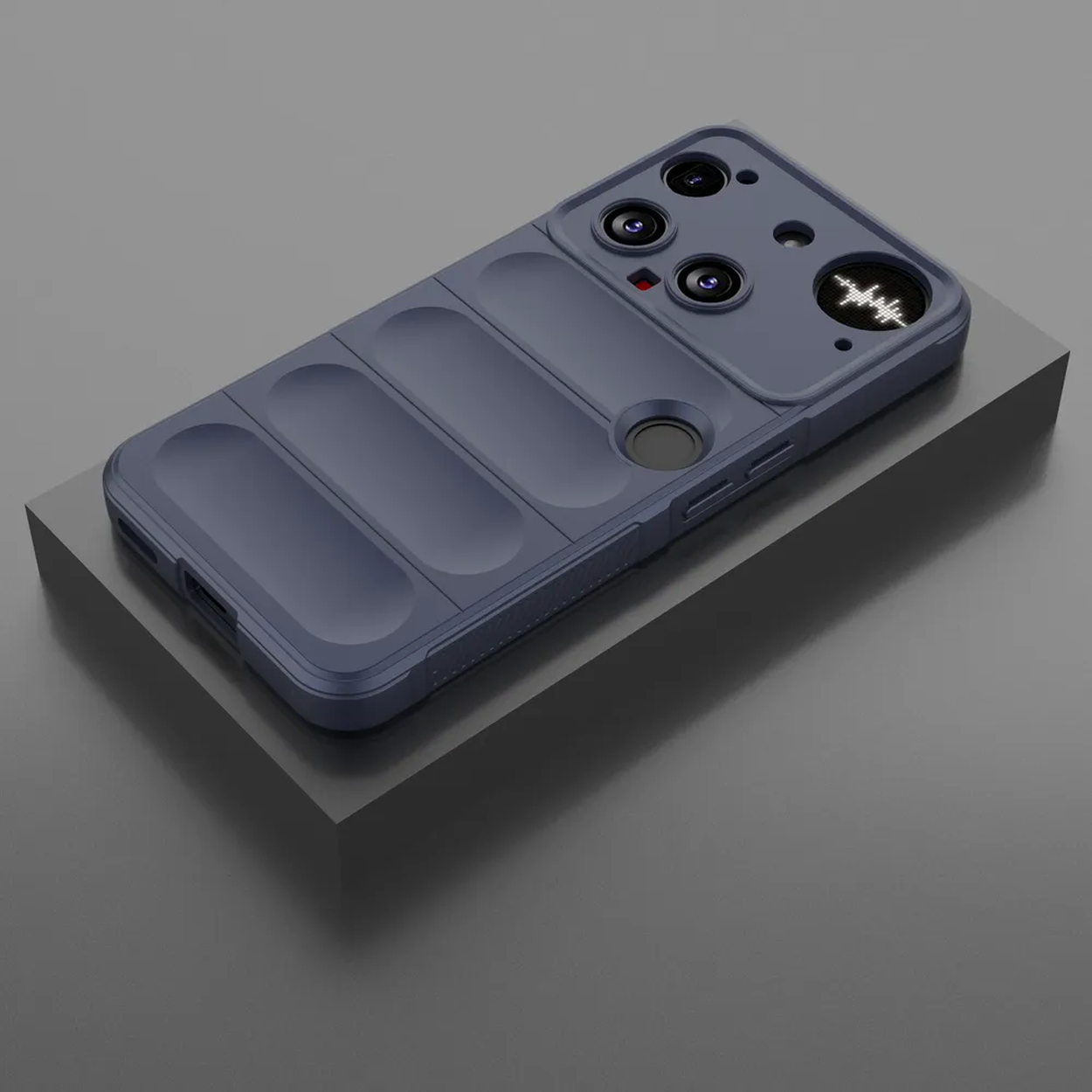 Een blauwe telefoonhoes met uitsparingen voor de camera ligt op een grijs platform. De hoes heeft een gestructureerd ontwerp. De achtergrond is een grijs oppervlak.