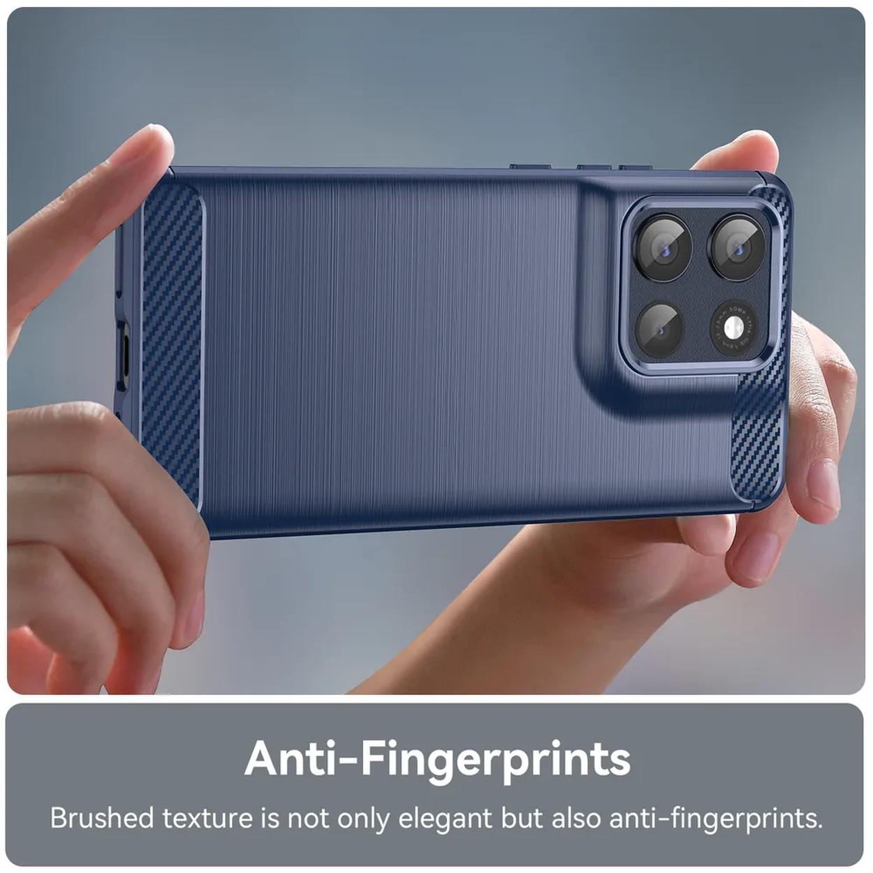 Mains tenant une coque de téléphone bleue avec une texture brossée. La coque a un motif en fibre de carbone et une découpe pour l'appareil photo.