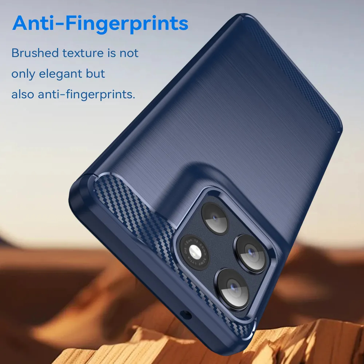 Une coque de téléphone bleu marine avec une texture brossée, inclinée avec la caméra visible. Le texte indique 'Anti-Fingerprints' et description.