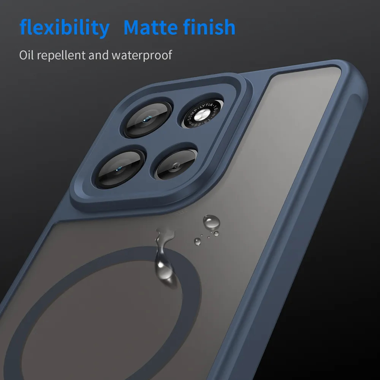Close-up van een blauwe telefoonhoes met een doorzichtige achterkant. Waterdruppels zijn zichtbaar, wat de waterdichte functie benadrukt. Tekst: flexibiliteit, matte afwerking.
