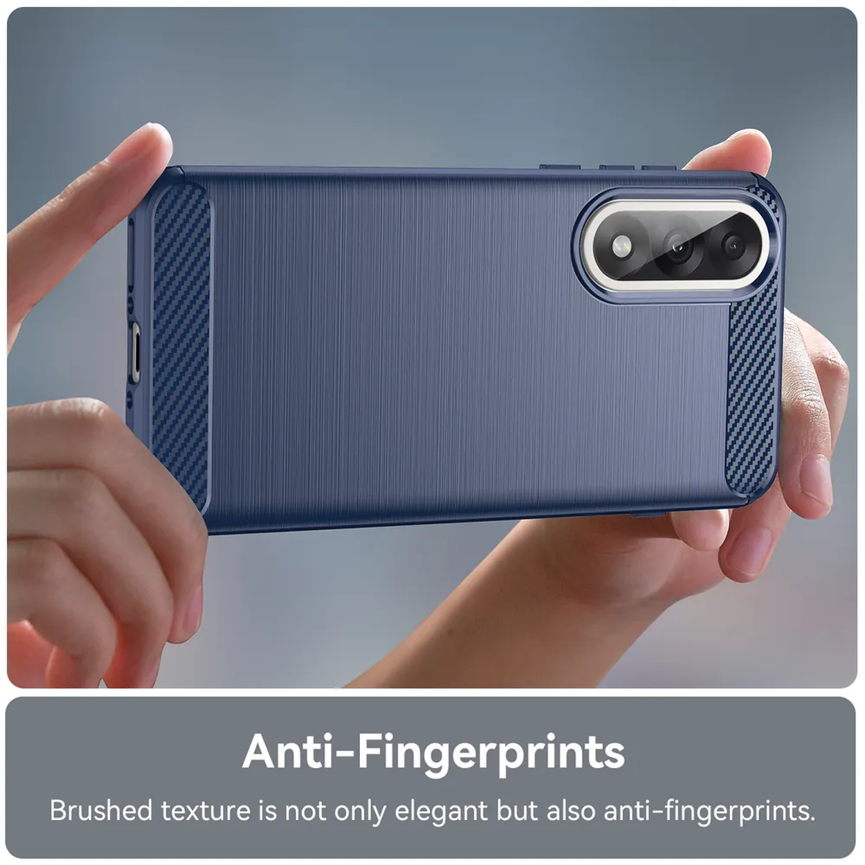 Een persoon houdt een blauwe telefoonhoes vast. De hoes heeft een geborstelde textuur en een camera. Tekst: Anti-vingerafdrukken.