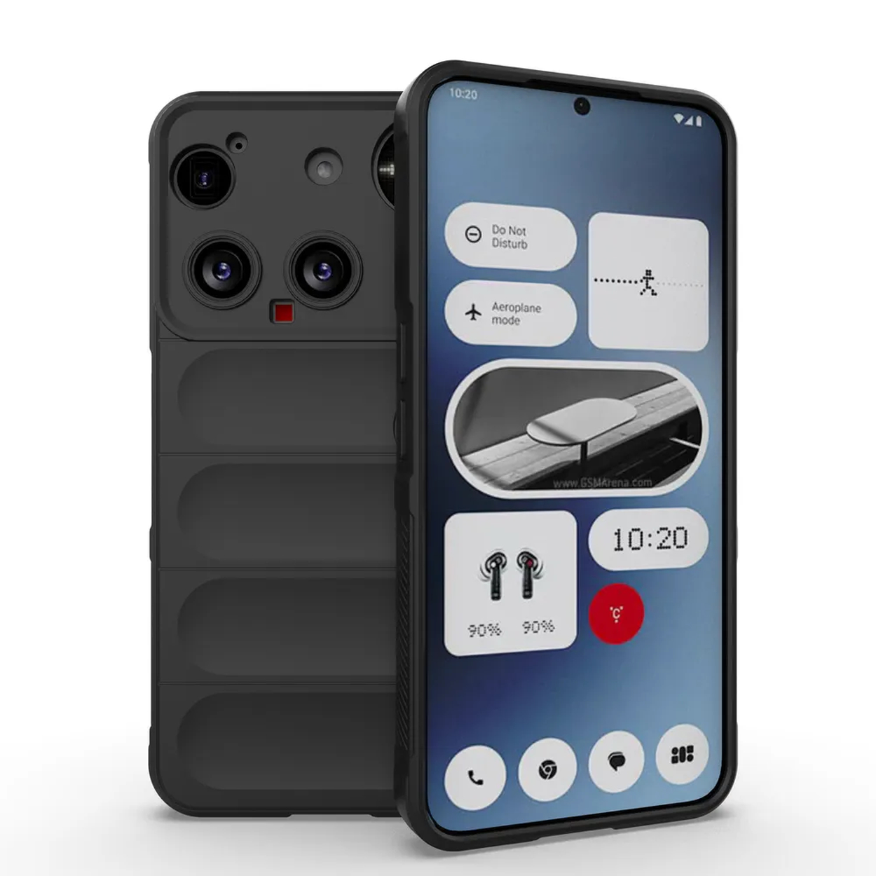 Een smartphone met een zwarte hoes wordt getoond. Het scherm toont de tijd en verschillende app-iconen. De achterkant heeft camera's.