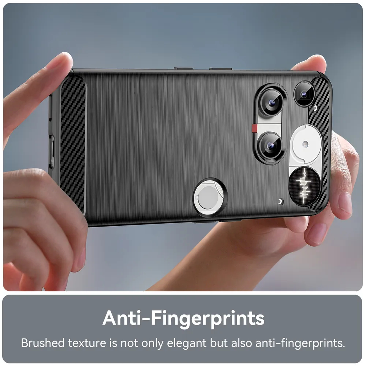 Une coque de téléphone noire est tenue par des mains. Elle a un dos texturé et plusieurs lentilles de caméra. L'image promeut les fonctionnalités anti-traces de doigts.