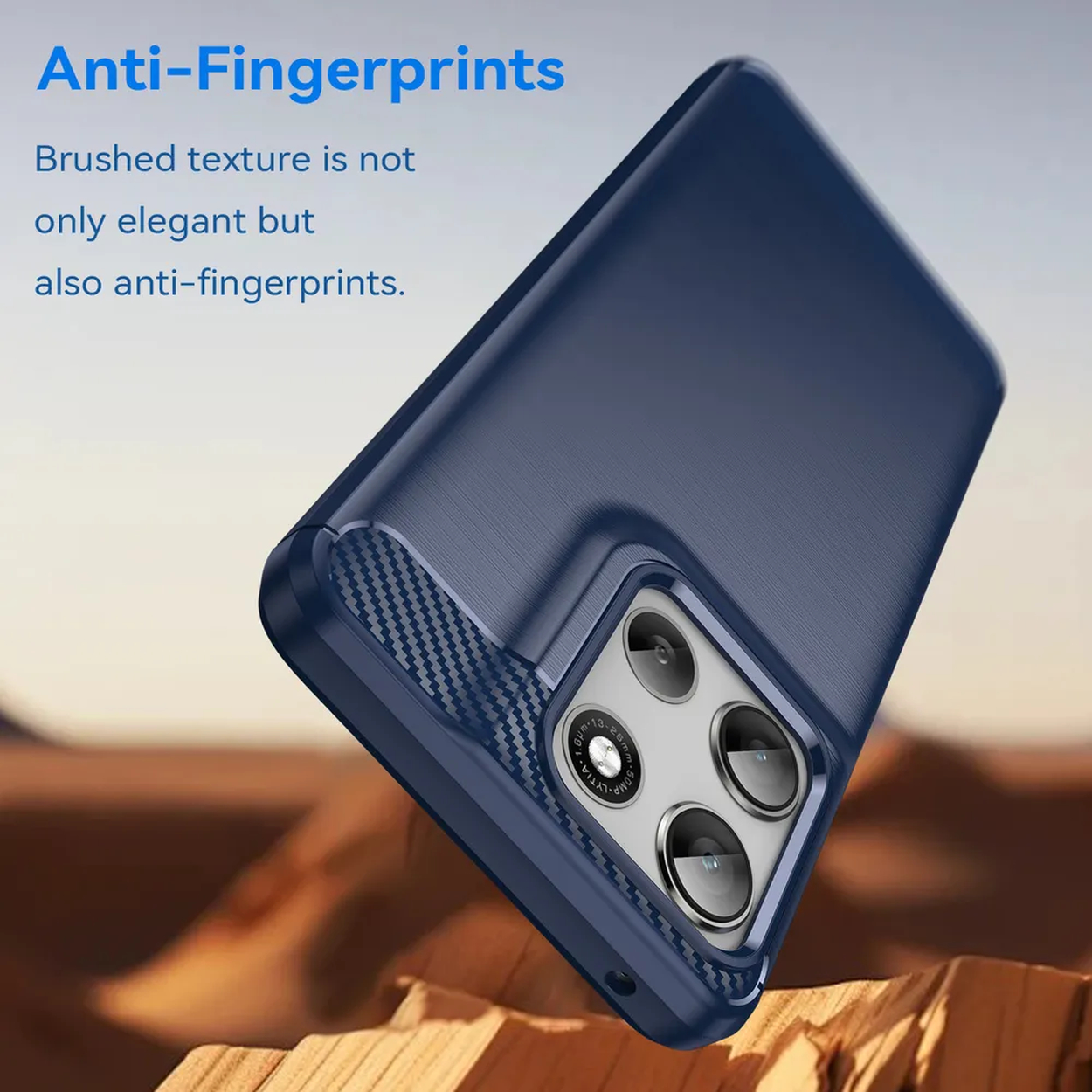 Een blauwe telefoonhoes met geborstelde textuur, met een cameramodule met drie lenzen. De tekst zegt dat het anti-vingerafdruk is.