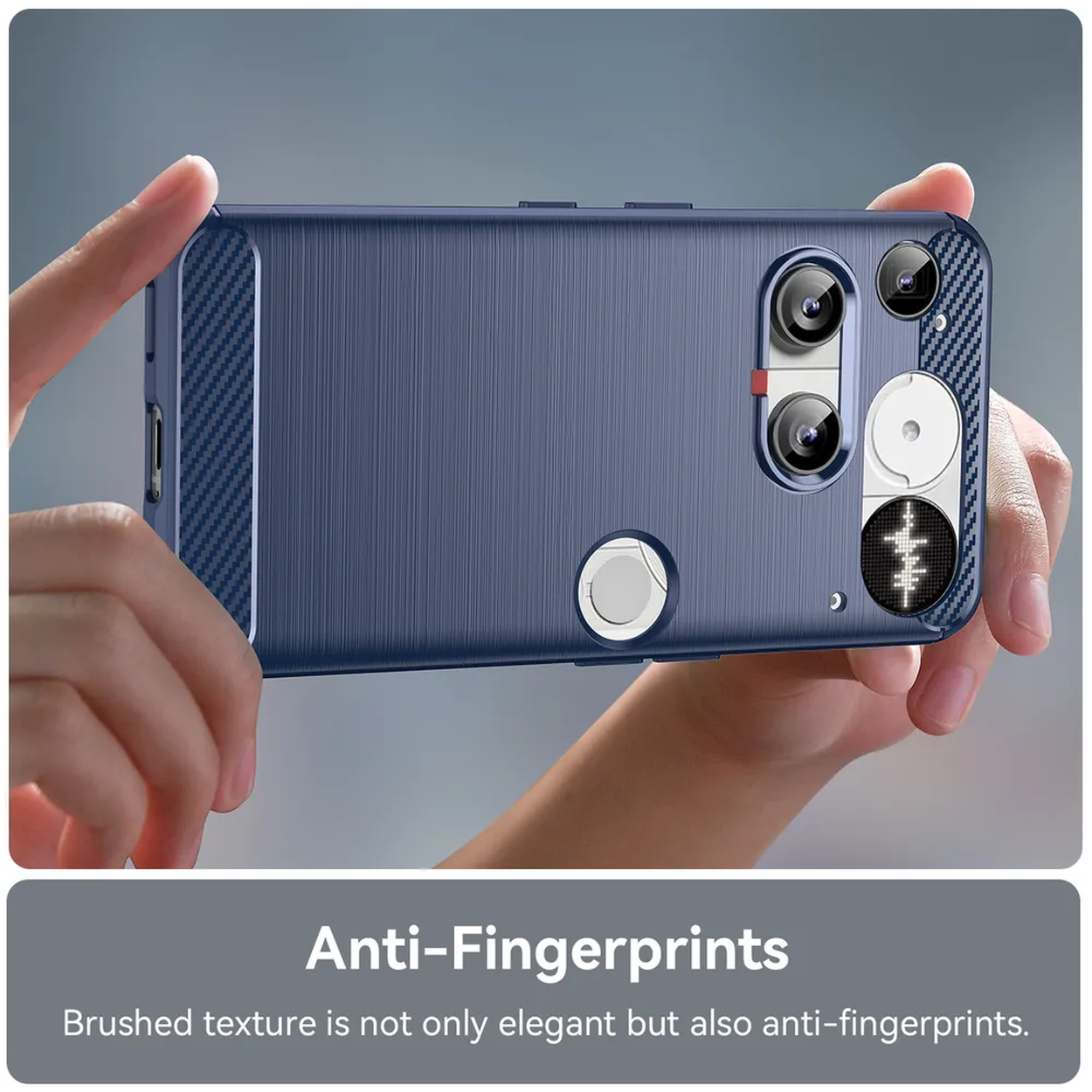 Een hand houdt een blauwe telefoonhoes vast. Het heeft een geborstelde textuur en meerdere cameralenzen. De hoes is anti-vingerafdrukken.
