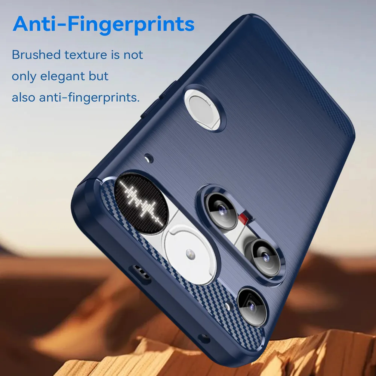 Een blauwe telefoonhoes met een geborstelde textuur, met uitsparingen voor de camera. De tekst luidt 'Anti-Fingerprints'.