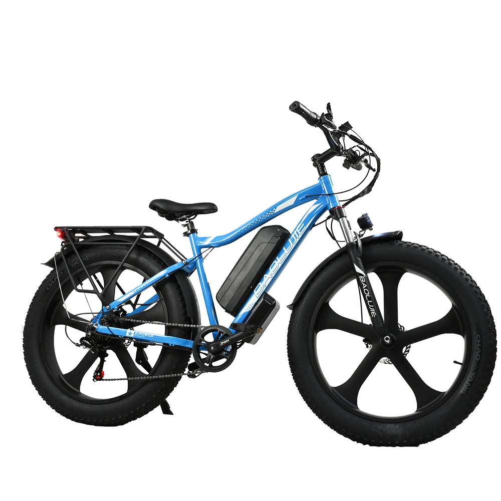 Una bicicleta eléctrica azul con neumáticos y cuadro negros. Tiene una batería, portaequipajes y faro. El fondo es blanco.