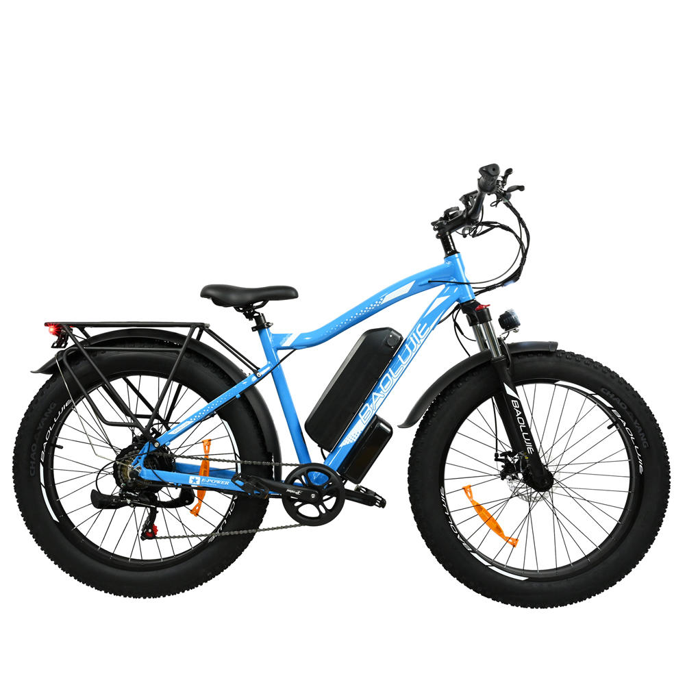 Una bicicleta eléctrica azul con neumáticos negros y una batería. La bicicleta está sobre un fondo blanco.