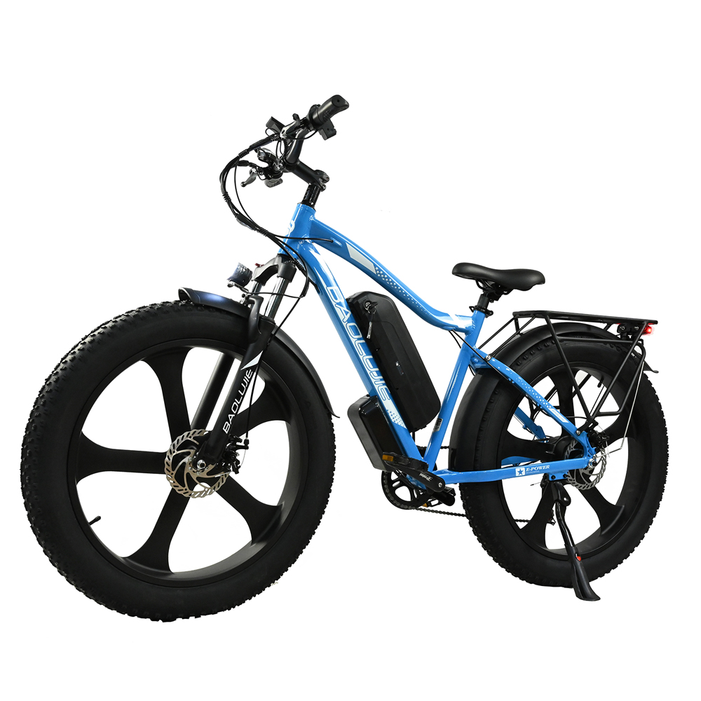 Una bicicleta eléctrica azul y negra aislada sobre fondo blanco. Tiene neumáticos grandes, una batería y un portaequipajes.