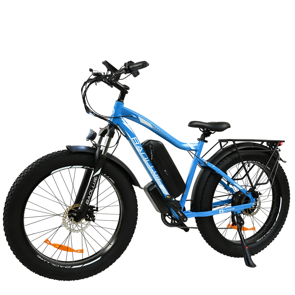 Una bicicleta eléctrica azul con neumáticos negros y asiento negro se presenta sobre un fondo blanco. La marca es BAOLUIE.