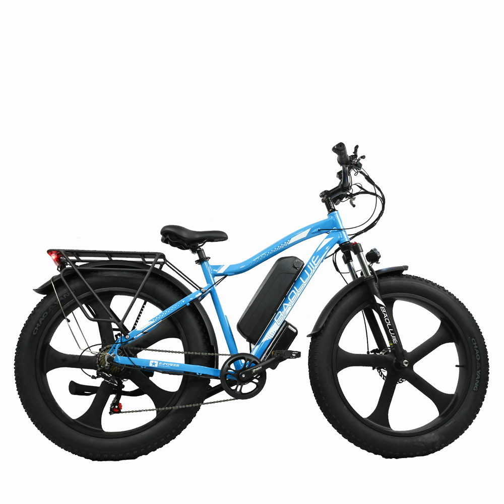 Una bicicleta eléctrica azul con neumáticos y componentes negros. El fondo es blanco limpio.