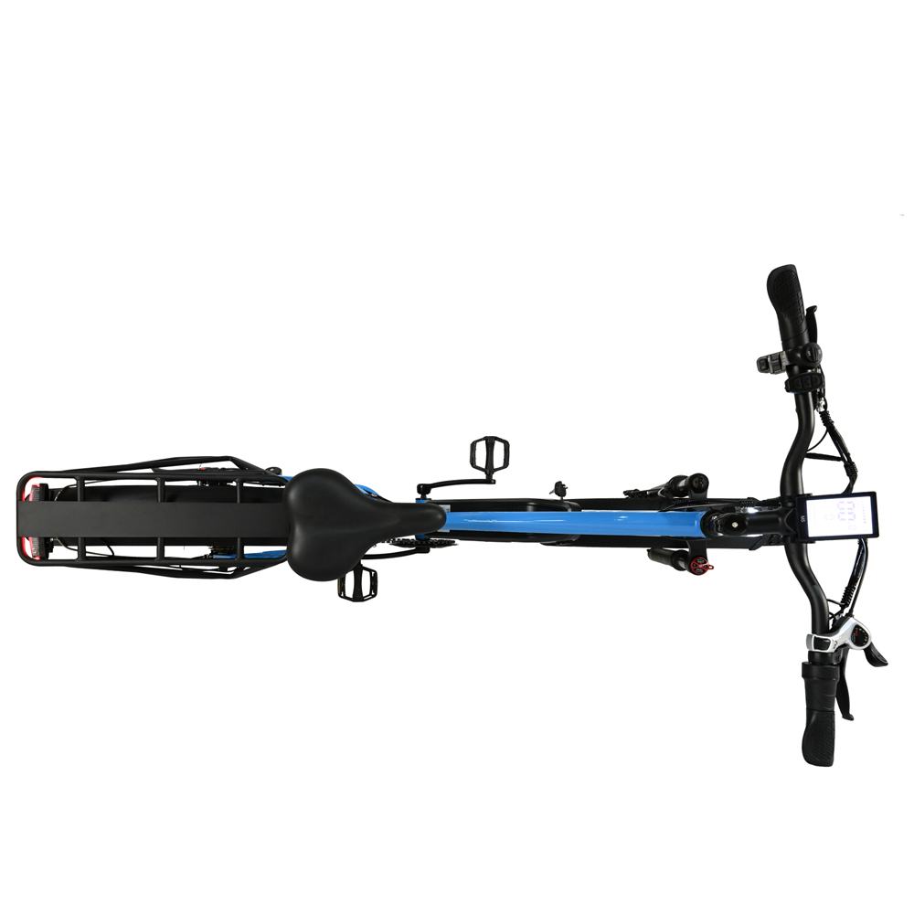 Vista superior de una bicicleta eléctrica azul y negra. Incluye asiento, manillar, pedales y portaequipajes sobre fondo blanco.