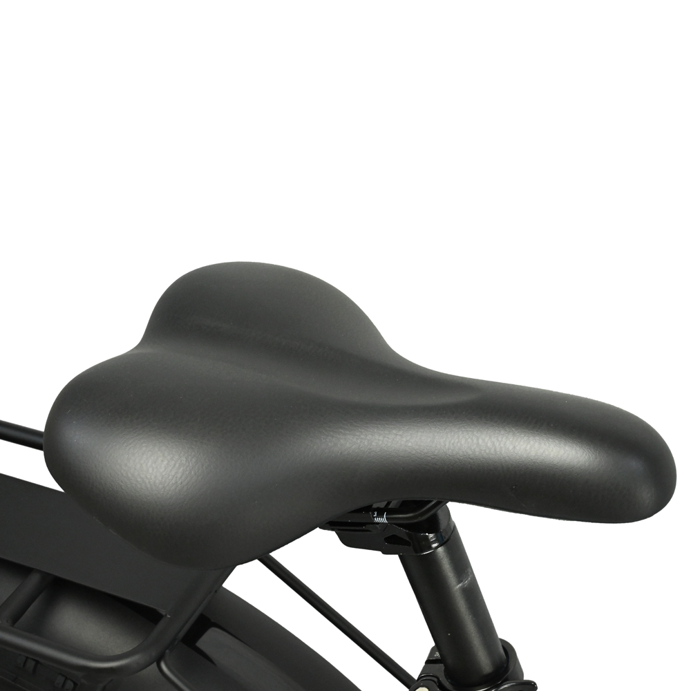 Primer plano de un sillín de bicicleta negro. El asiento es liso y acolchado. También son visibles la tija del sillín y parte del cuadro.